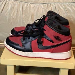 Unisex Nikes gently worn